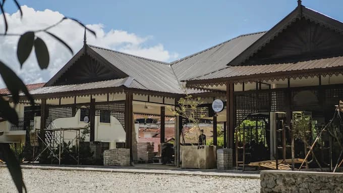 Bangunan Teratak Warisan Kampung berbumbung kampung di Kuala Kangsar