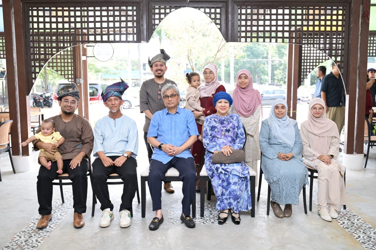 Honoured guest family welcomed at Teratak Warisan Kampung