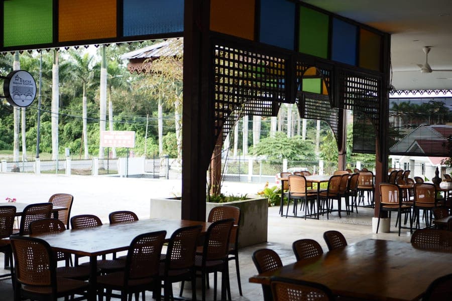 Dewan makan terbuka dengan kerusi rotan