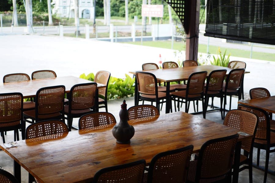 Meja panjang untuk kumpulan besar dan kenduri