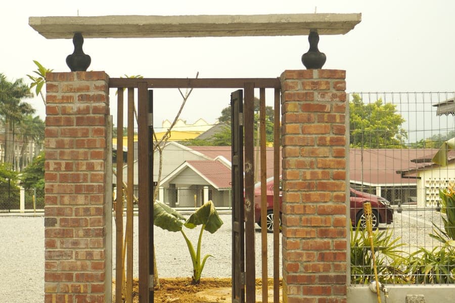 Pintu gerbang bata Teratak Warisan Kampung