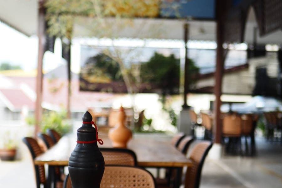 Ruang makan menghadap laman dengan kaca berwarna