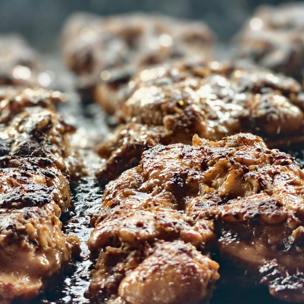 Ketulan ayam bako dibakar sehingga bersalut rempah keperangan