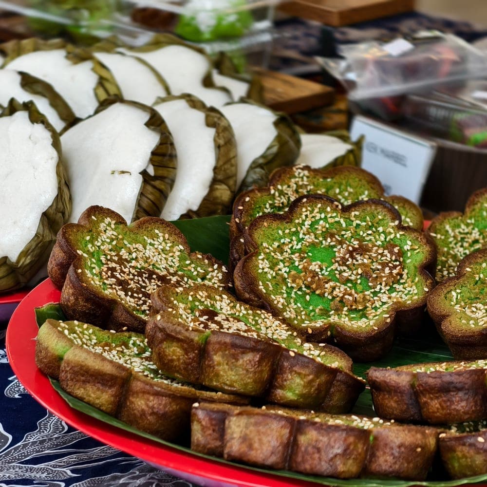 Kuih bakar pandan bertabur bijan dihidang atas dulang merah