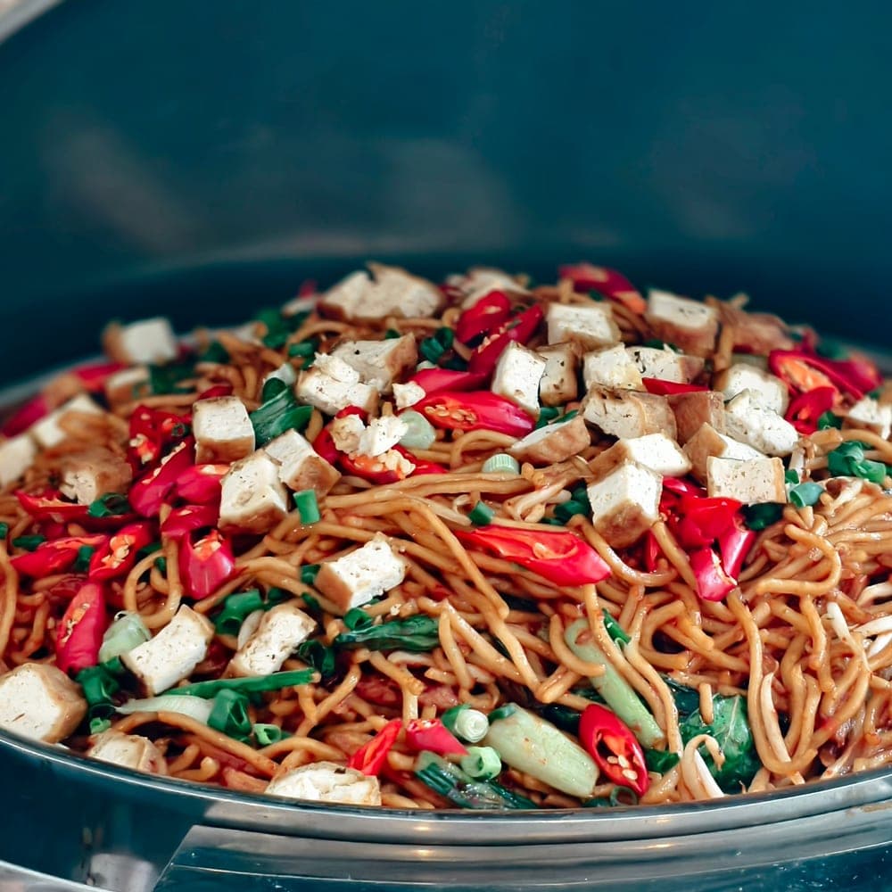 Mee goreng bertabur tauhu, cili merah dan sayur