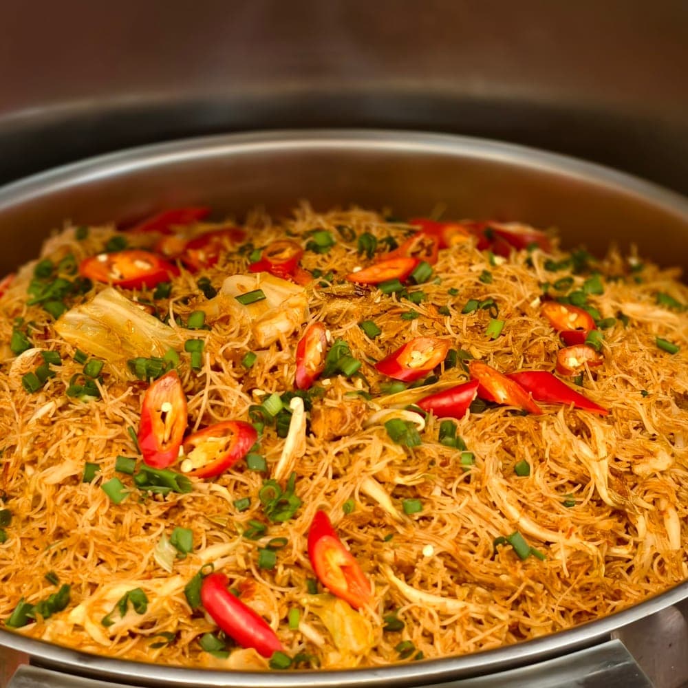 Bihun goreng dengan cili merah dan daun bawang