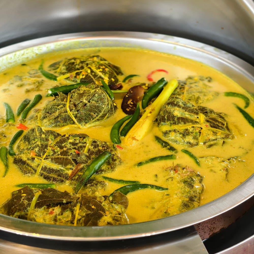 Gulai lemak pindang ikan loma berkuah kunyit dengan cili hijau dan serai
