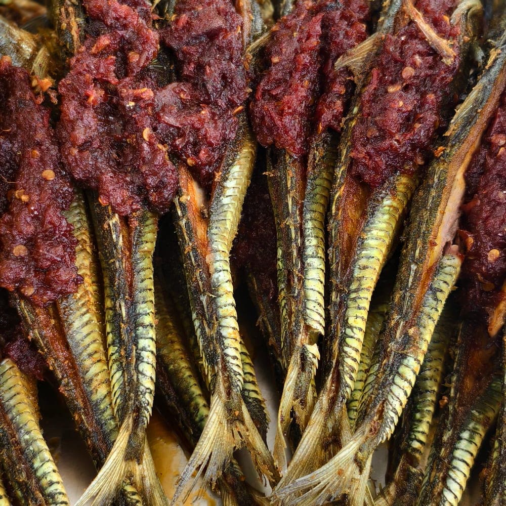 Ikan cencaru bersumbat sambal merah, dibakar sehingga garing