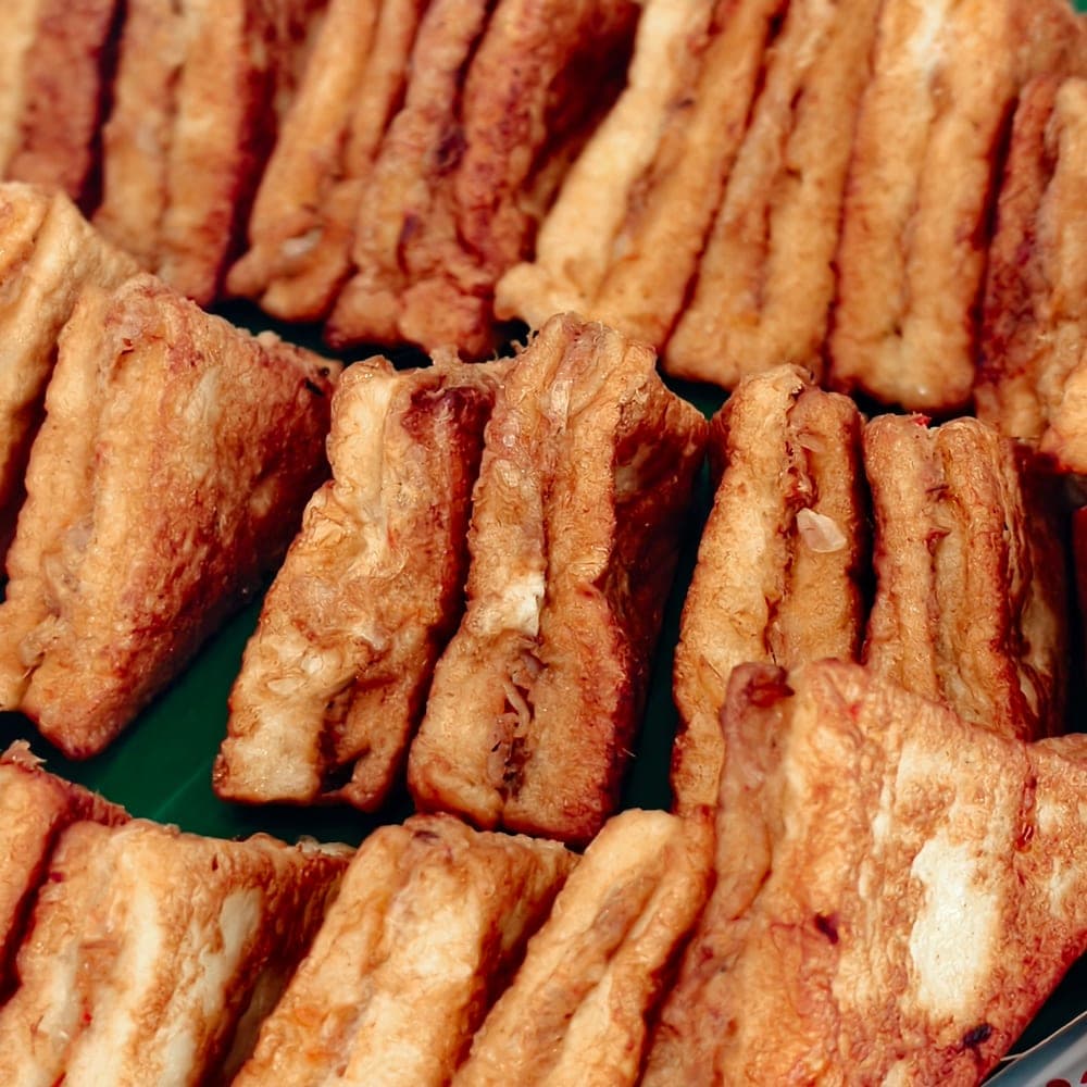 Kuih roti sardin digoreng keemasan disusun rapat