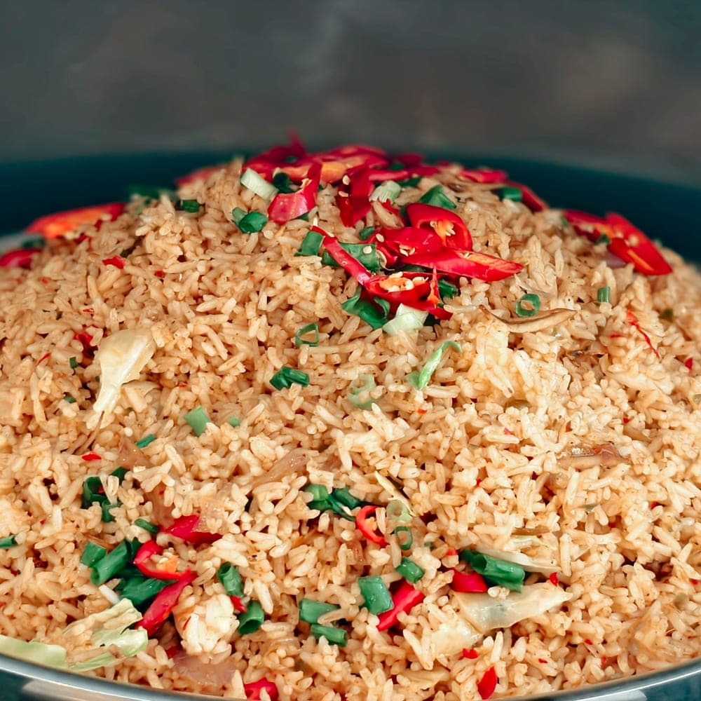 Nasi goreng bertabur cili merah dan daun bawang