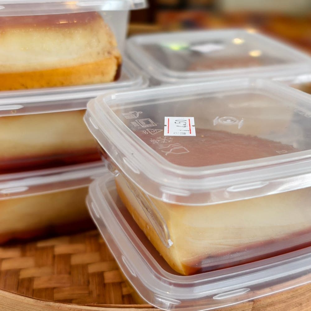 Puding karamel dalam bekas dibungkus untuk dibawa pulang