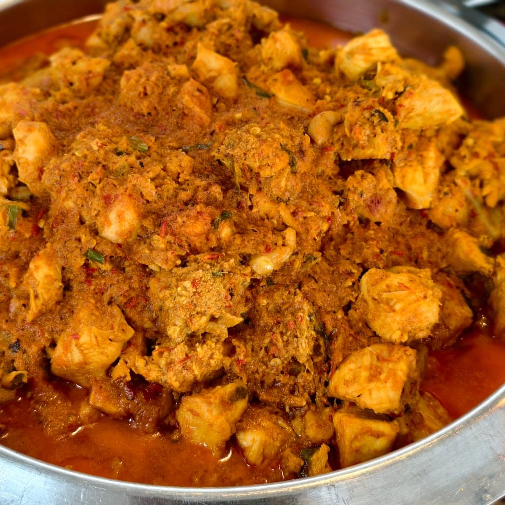 Rendang ayam pekat berkerisik di dalam dulang besar