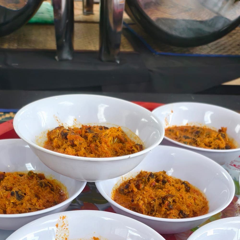 Rendang kerang berempah pekat dihidang dalam mangkuk putih