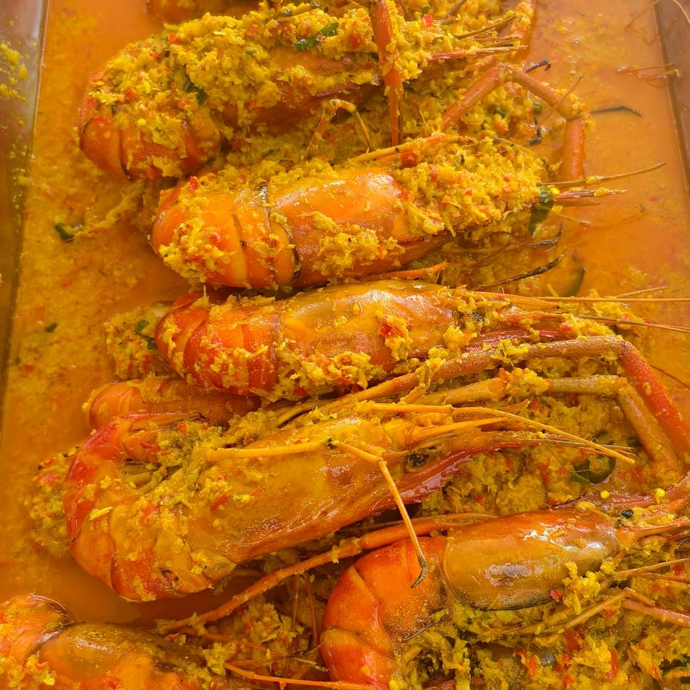 Udang galah bersalut rempah rendang kuning berminyak