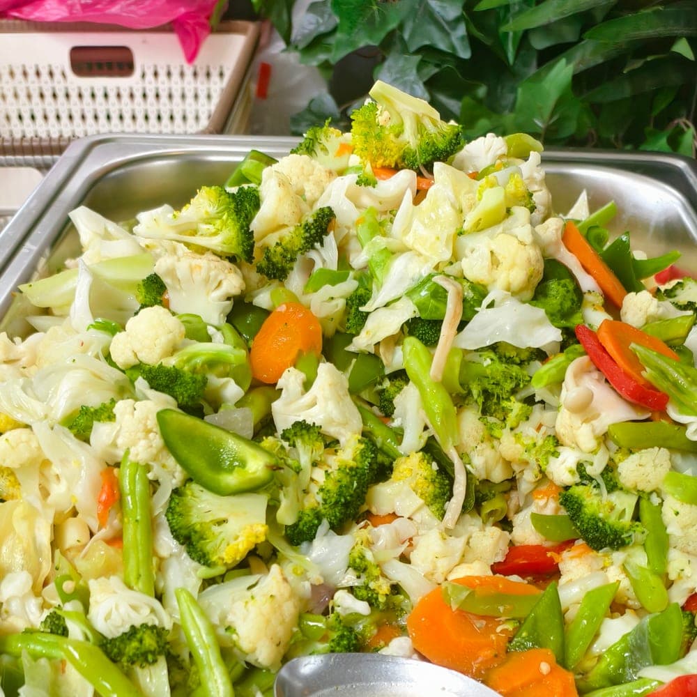Sayur campur bercampur brokoli, lobak merah dan kacang panjang