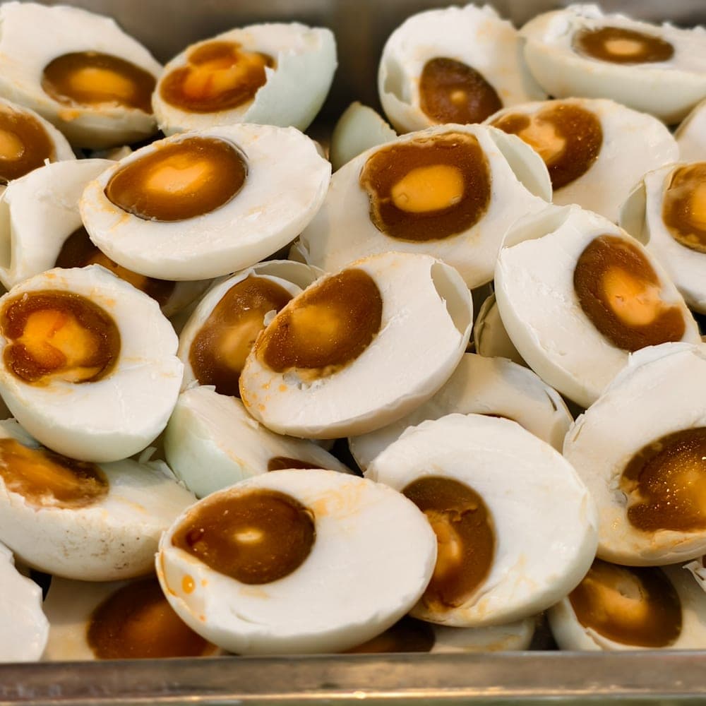 Telur masin dibelah dua menampakkan kuning telur masak